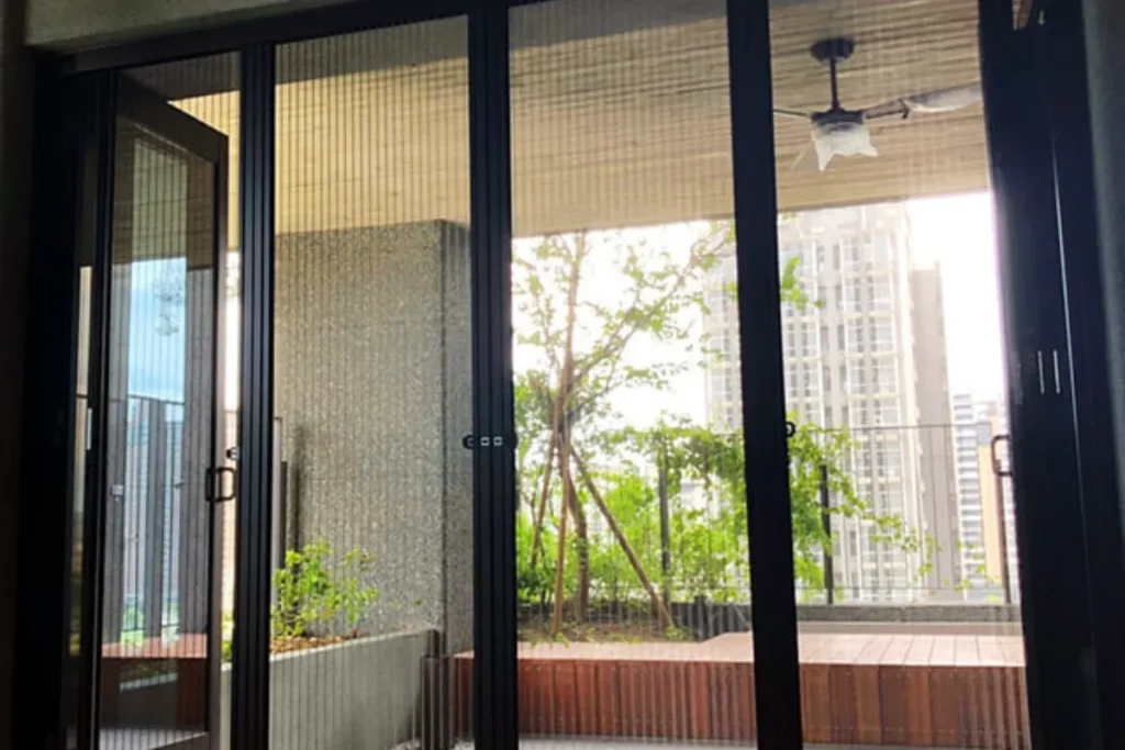 摺疊紗門 / 圖片取自網路