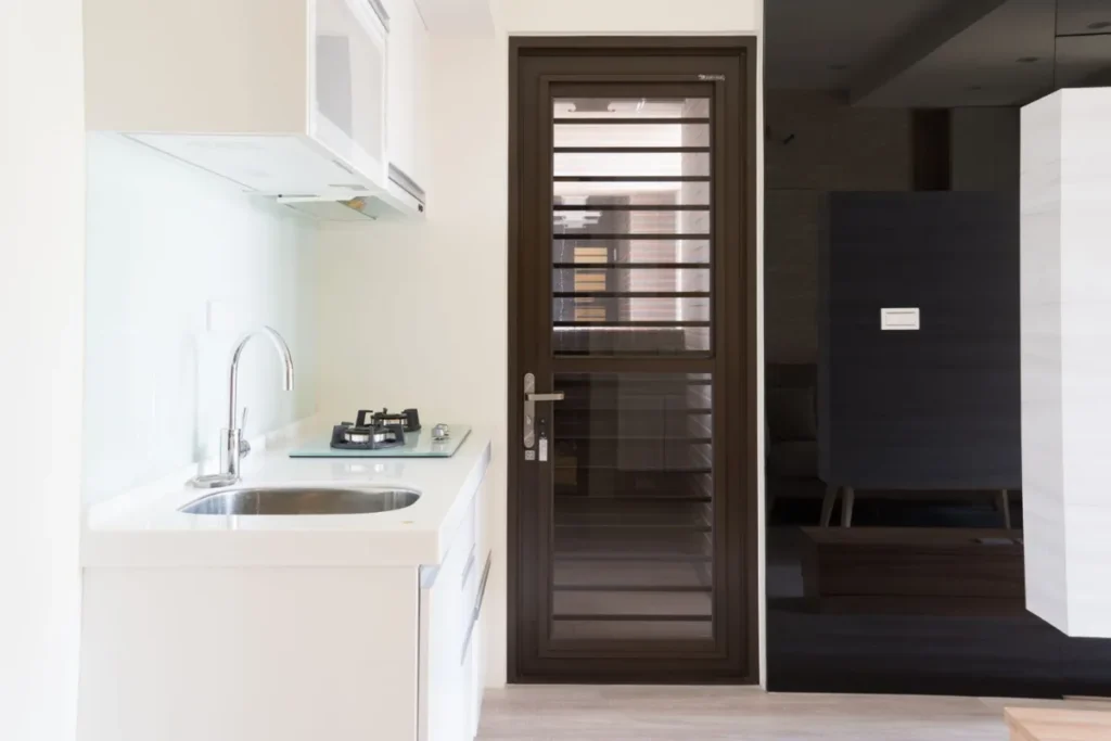 鋁製三合一紗門 / 圖片取自網路