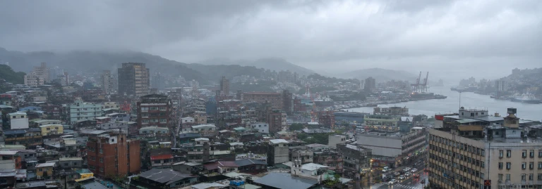 基隆港灣陰雨天城市全景