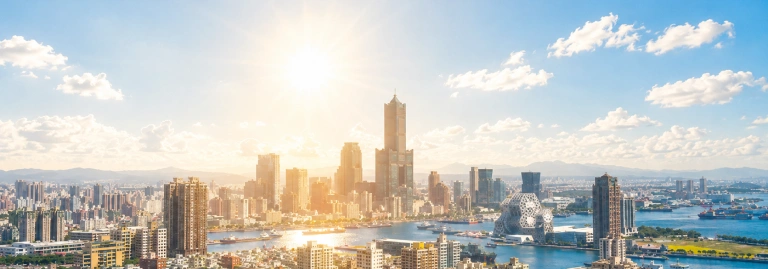 高雄港與85大樓晴天全景